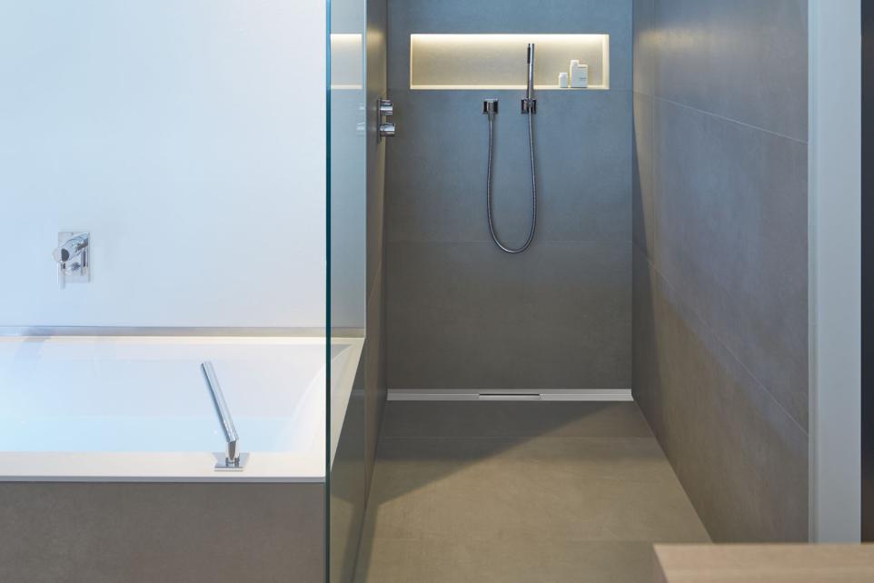 Level-access shower with CeraWall Select shower channel